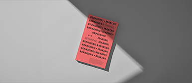 Rosa Plakat mit dem wiederholten Schriftzug ‘Repairing + Making’ auf grauem Untergrund und Lichtspiel – visuelle Darstellung eines gestalterischen Forschungsprojekts von Nodo.
