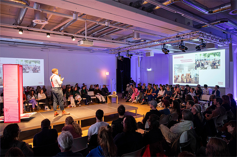 Apéro und Veranstaltung der Food installation Helga Luzern 2024: modulare Snack-Installation aus gestapelten Kisten, Publikum im Austausch sowie Einblicke in Präsentation und Eventsetting.