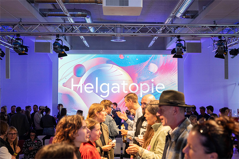 Apéro und Veranstaltung der Food installation Helga Luzern 2024: modulare Snack-Installation aus gestapelten Kisten, Publikum im Austausch sowie Einblicke in Präsentation und Eventsetting.