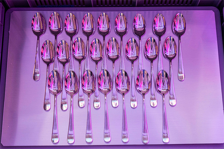 Apéro und Veranstaltung der Food installation Helga Luzern 2024: modulare Snack-Installation aus gestapelten Kisten, Publikum im Austausch sowie Einblicke in Präsentation und Eventsetting.