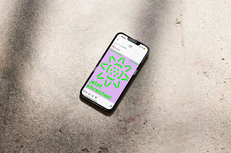 Visuelle Kommunikation für einen Impact Award der HSLU mit auffälliger grüner Symbolik auf violettem Hintergrund, umgesetzt in digitalen Anwendungen, Plakatgestaltung und grafischen Mustern.