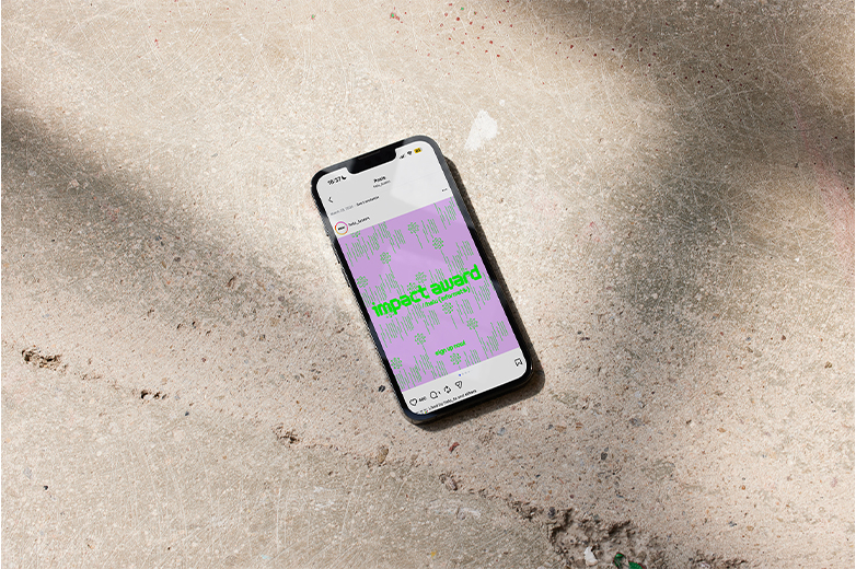 Visuelle Kommunikation für einen Impact Award der HSLU mit auffälliger grüner Symbolik auf violettem Hintergrund, umgesetzt in digitalen Anwendungen, Plakatgestaltung und grafischen Mustern.