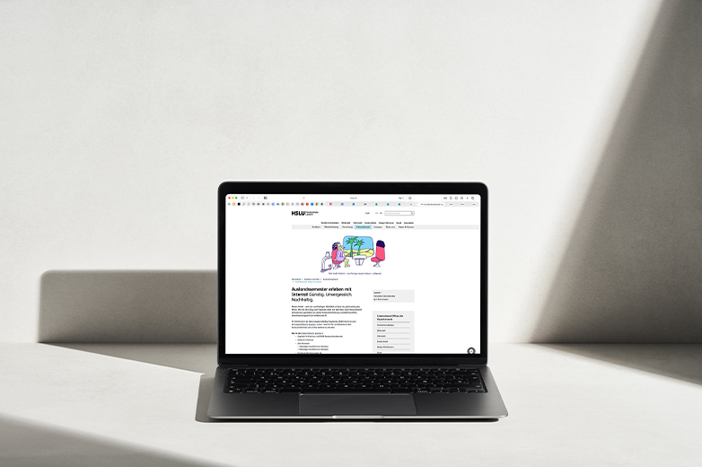 Illustrative Kommunikationsmittel zum Thema nachhaltiges Reisen und Austausch, mit farbigen Zeichnungen auf Karten und digitaler Anwendung auf einer Website der HSLU.