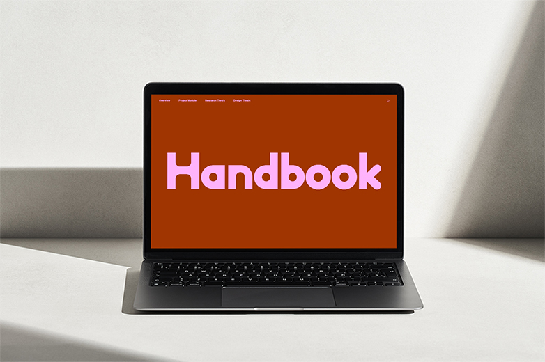 Ein Computer, der das Logo vom Handbook zeigt, eine weinroter Hintergrund mit pinker Schrift. Im Hintergrund gibt es ein Schattenspiel. 