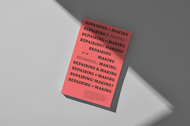 Rotes Plakat mit verschiedenen typografischen Variationen des Satzes ‚Repairing = Making‘. Das Poster liegt im Licht und steht sinnbildlich für die gestalterische Auseinandersetzung mit Reparatur und Gestaltung im Repairbook-Projekt von Nodo