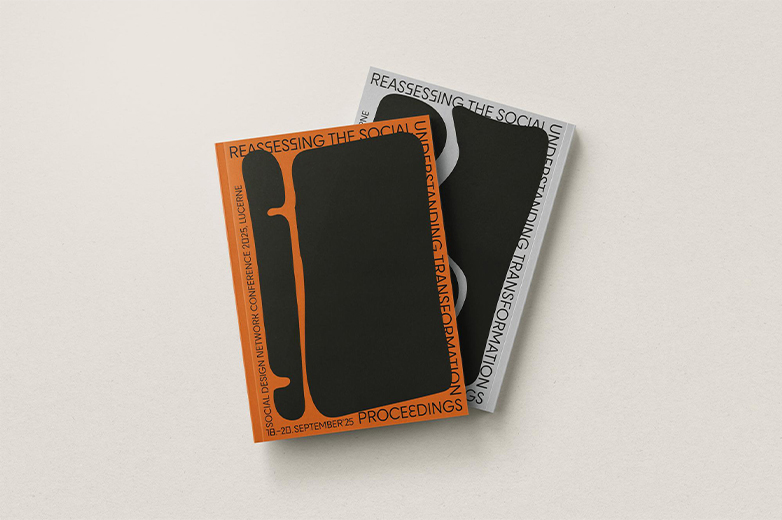 Publikation und Dokumentation zur Social Design Network Conference mit aufgeschlagenen Buchseiten, Textbeiträgen, Fotografien von Vorträgen, Workshops und Teilnehmenden sowie grafisch gestalteten Covern.