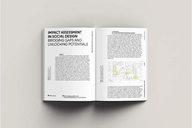 Publikation und Dokumentation zur Social Design Network Conference mit aufgeschlagenen Buchseiten, Textbeiträgen, Fotografien von Vorträgen, Workshops und Teilnehmenden sowie grafisch gestalteten Covern.