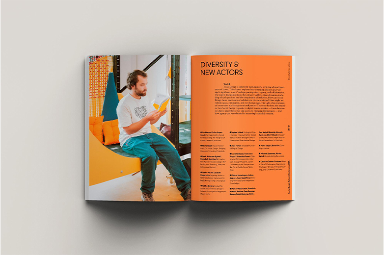 Publikation und Dokumentation zur Social Design Network Conference mit aufgeschlagenen Buchseiten, Textbeiträgen, Fotografien von Vorträgen, Workshops und Teilnehmenden sowie grafisch gestalteten Covern.
