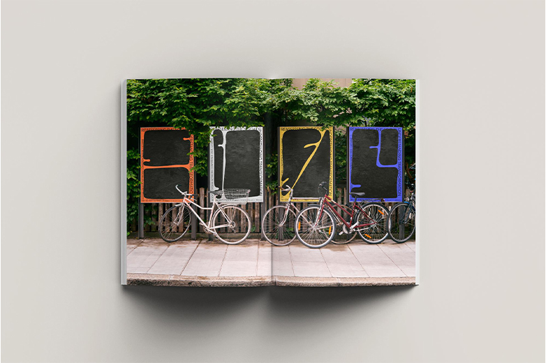 Publikation und Dokumentation zur Social Design Network Conference mit aufgeschlagenen Buchseiten, Textbeiträgen, Fotografien von Vorträgen, Workshops und Teilnehmenden sowie grafisch gestalteten Covern.