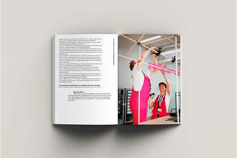 Publikation und Dokumentation zur Social Design Network Conference mit aufgeschlagenen Buchseiten, Textbeiträgen, Fotografien von Vorträgen, Workshops und Teilnehmenden sowie grafisch gestalteten Covern.