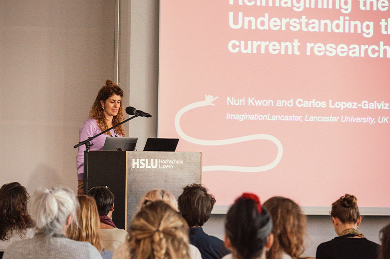 Einblicke in die SDNC: Plakate im öffentlichen Raum, Workshops, Vorträge und Austausch zwischen Teilnehmenden an der Hochschule Luzern – Design Film Kunst.