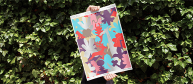 Bunt gestaltete Plakate und Drucksachen im öffentlichen Raum sowie Szenen eines lebendigen Quartiertreffs mit Menschen, Pflanzen und gemeinschaftlichen Aktivitäten im Aussenbereich.