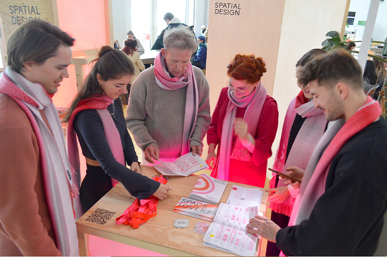 Visuelle Identität und Kommunikationsmittel des Bachelor Spatial Design der HSLU, mit Printprodukten, digitalen Anwendungen, Eventeinblicken und Gestaltungselementen in auffälligem Farbkonzept.