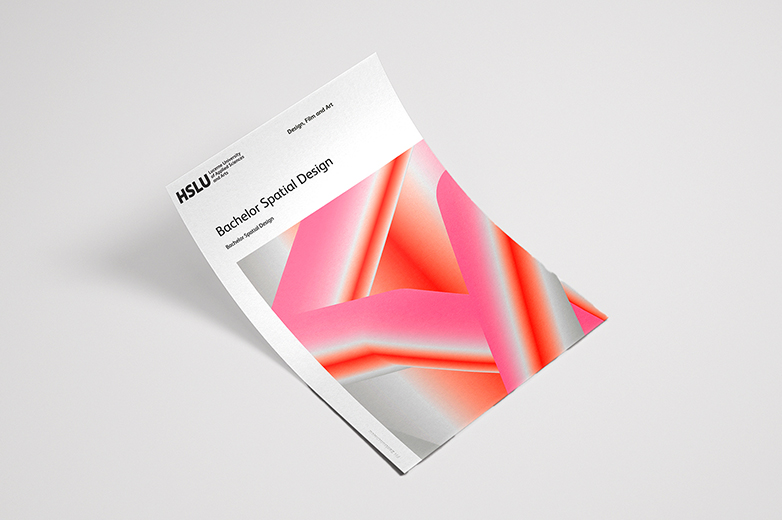 Gestaltete Informationsbroschüre zum Bachelor Spatial Design der HSLU, mit dynamischem rosa-orangenem Farbverlauf auf hellem Untergrund.
