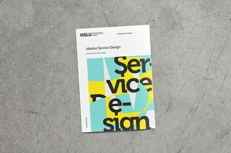 Broschüre mit dem Titel ‘Master Service Design’ auf Betonboden. Farbige Typografie in Gelb, Türkis und Schwarz visualisiert das Studienangebot.