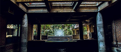 Innenraum eines Gebäudes mit Säulen und Pflanzen 