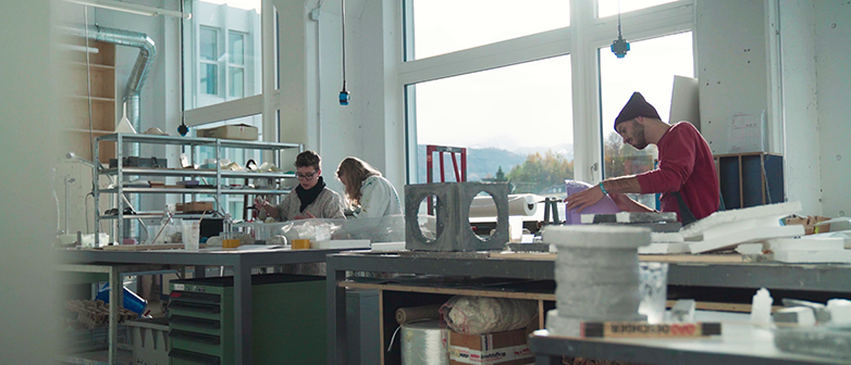 Junge Menschen in einer Werkstatt