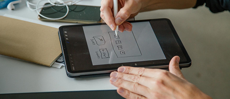 Hände auf einem Tablet