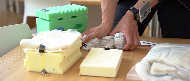 Hände fassen Dämmmaterialien