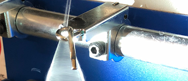 Nadel und Faden in einer Maschine