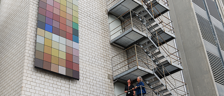 Solarmodule, die nicht nach Technik aussehen. Bei der HSLU – Design Film Kunst in der Viscosistadt aufgehängt. 