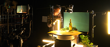 Studierende der HSLU Design Film Kunst bei einem Licht-Setup für eine professionelle Produktaufnahme im Filmstudio.