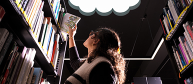 Studierende der HSLU Design Film Kunst in der Fachbibliothek am Campus Viscosistadt 745 – kreative Recherche in Designliteratur.