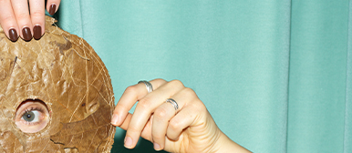 Experimentelles Maskenprojekt – künstlerische Arbeit mit Naturmaterialien an der HSLU Design Film Kunst.