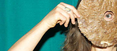 Kreative Maskenarbeit – Studierende der HSLU Design Film Kunst mit selbstgestalteter Naturmaske im Porträt.