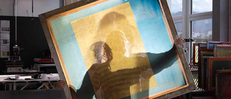 Licht und Schatten im Siebdruckatelier – künstlerisches Spiel mit Transparenz an der HSLU Design Film Kunst.