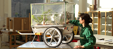 Nachhaltigkeit gestalten – Studierende der HSLU Design Film Kunst entwickeln in der Werkstatt ein mobiles Gewächshaus.