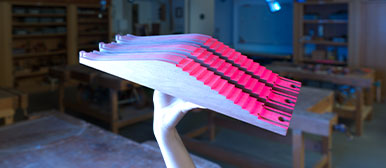 Innovative Produktidee im Designstudium – Studierende der HSLU Design Film Kunst präsentieren ein experimentelles Holzobjekt mit pinken Details.