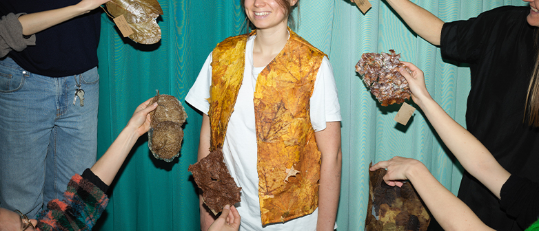 Experimentelle Materialforschung – Studierende der HSLU Design Film Kunst testen Kleidung aus Naturmaterialien wie Blättern.