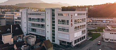 Das Departement Design Film Kunst im orangefarbenen Sonnenlicht