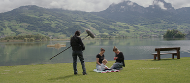 Studierende des Master Film beim Filmdreh. 