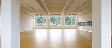 Blick-in-Arbeitsatelier-im-Obergeschoss-mit-Holzboden©RandyTischler