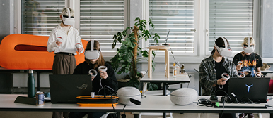 Eine Gruppe von Studierenden arbeitet mit VR - Brillen. 