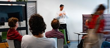 Ein Mann hält einen Vortrag für den SAS Preparation in the Arts. 