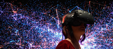 Frau mit VR-Brille und Universum im Hintergrund