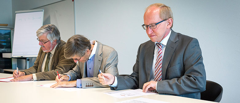 von rechts: Markus Hodel, Paul Richli und Hans-Rudolf Schärer unterzeichnen die «Berliner Erklärung über den offenen Zugang zu wissenschaftlichem Wissen»