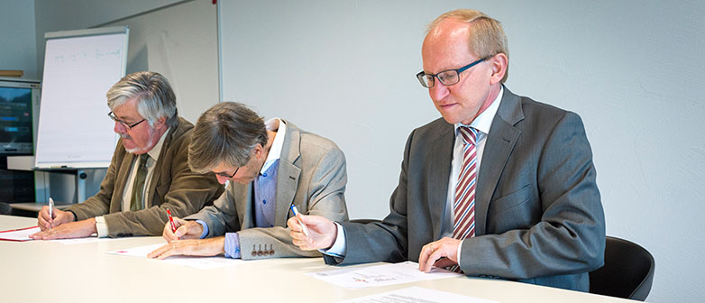 von rechts: Markus Hodel, Paul Richli und Hans-Rudolf Schärer unterzeichnen die «Berliner Erklärung über den offenen Zugang zu wissenschaftlichem Wissen»