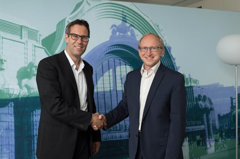 Die Mietverträge sind abgeschlossen – Tobias Achermann (links), CEO der Zug-Estates-Gruppe, und Markus Hodel (rechts), Rektor der Hochschule Luzern. 