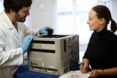 Alexandra Deschwanden mit einem Kollegen bei der Vorbereitung eines Experiments (Bild Beat Brechbühl).