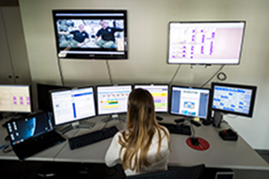 Im Kontrollraum des User and Support Centers Biotesc der Hochschule Luzern. (Bild Martin Vogel)