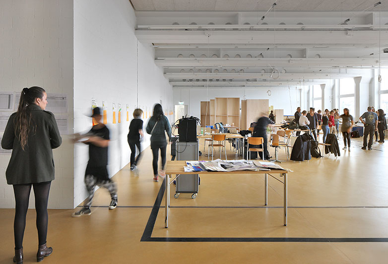 ... zum vielseitigen Departement Design & Kunst der Hochschule Luzern in der Viscosistadt in Emmenbrücke. Bild: Filip Dujardin
