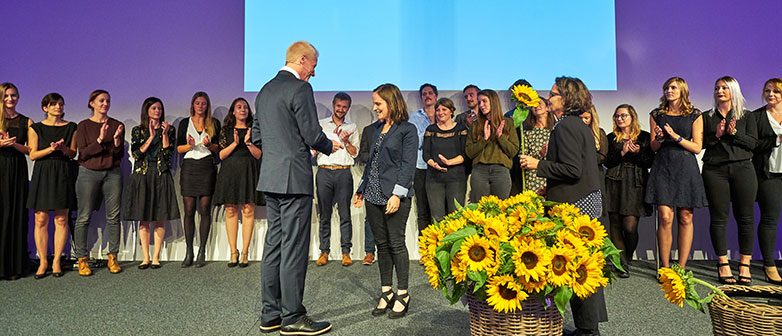 Diplomübergabe an Absolventin