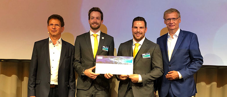 Die Preisverleihung: Siegfried Gerlach, CEO Siemens Schweiz, mit den beiden Gewinnern Dominik Hirzel und Andreas Schmid, sowie Moderator Günther Jauch (v. l. n. r.). Bild: Siemens