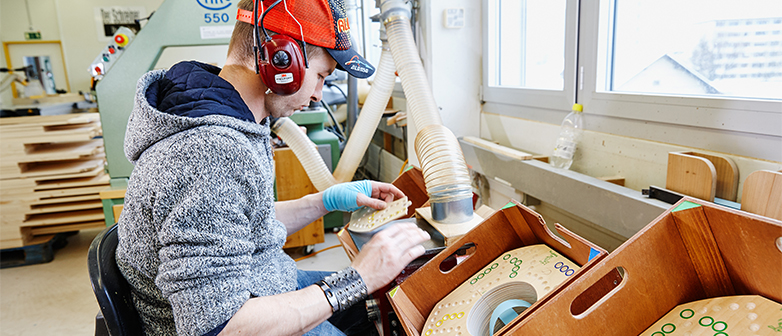 Mitarbeitender in Werkstatt (Quelle Stiftung Brändi)