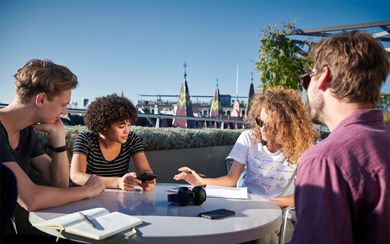Studierende auf der Dachterrasse des Departements Wirtschaft. Symbolbild Studienjahresbeginn 2019. Bild: Hochschule Luzern