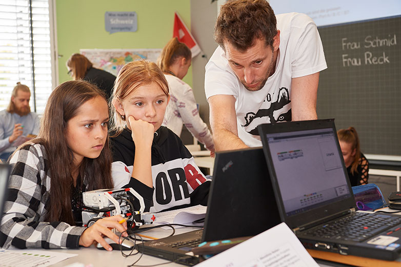 Eine neue Professur soll Sek-Lehrerinnen und -Lehrer dabei helfen, Jugendlichen Informatik-Fähigkeiten zu vermitteln. Bild: PH Luzern